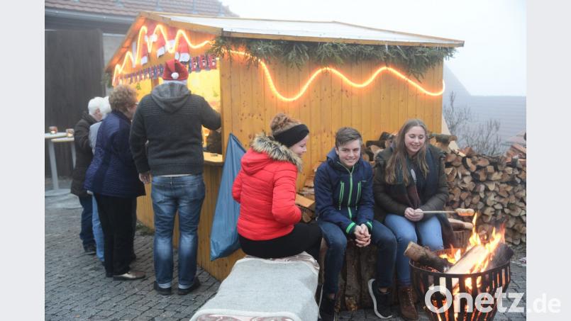Das weihnachtliche Ambiente lockt zahlreiche Besucher zur ersten Parksteiner Vulkanweihnacht. Bild: bey