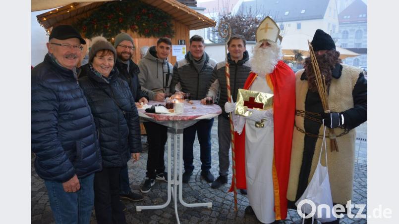 Sankt Nikolaus und Knecht Ruprecht kamen auch zu den Erwachsenen, um nach dem Rechten zu sehen. Bild: jr