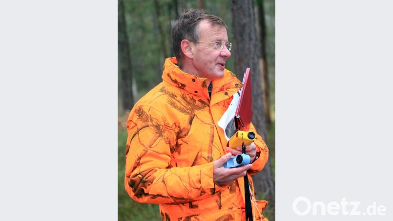 Alois Schambeck hält ein Relaskop in der Hand. Das Gerät dient der Winkelzählung, mit der ermittelt werden kann, wie viele Bäume welcher Stärke auf einer Fläche stehen. Bild: ch