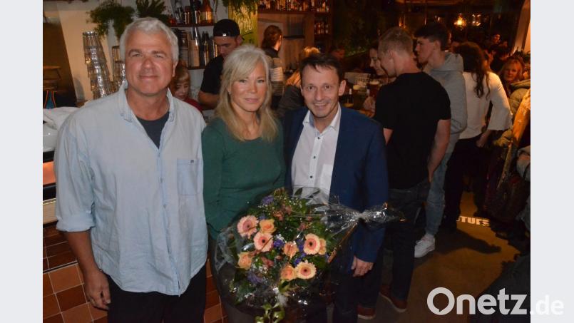 Strahlende Gesichter bei der Eröffnung des neuen Lokals. Bürgermeister Jens Meyer (rechts) beglückwünscht Sabine Ingendorf zur zweiten "Beanery" in Weiden. Bild: Kunz