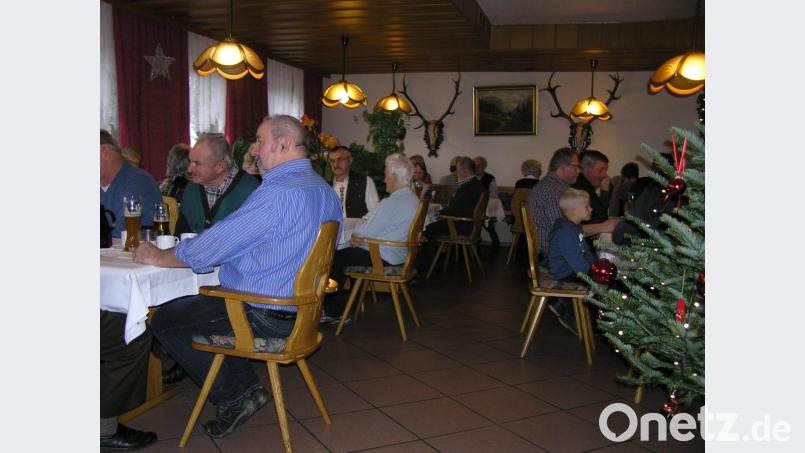 In gemütlicher Runde trafen sich die Mitglieder des VdK-Ortsverbands Pullenreuth im Landgasthof Steinwald zu ihrer Weihnachtsfeier. Bild: öt