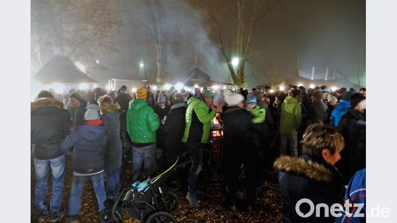 Jung und Alt genossen die Atmosphäre rund um den Feuerkorb . Bild: wbe