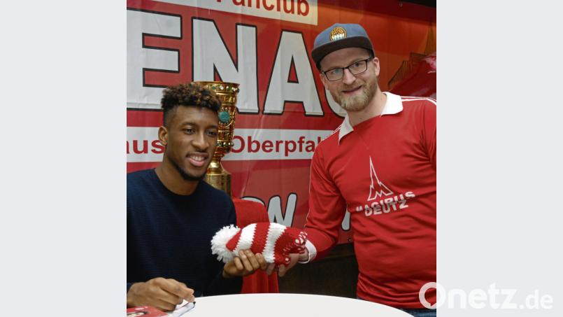 Christoph Mayer (rechts) schenkte Kingsley Coman eine selbstgehäkelte Bayern-Mütze. Als Gegenleistung bekommt er vom Bayern-Star dessen Trikot nach dem Spiel in Amsterdam. Bild: gb