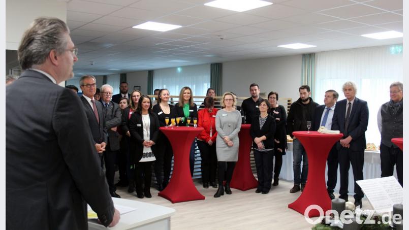 SeniVita-Geschäftsführer Horst Wiesent (links) konnte zahlreiche Ehrengäste zur Einweihung des haus St. Antonius begrüßen. Bild: stg