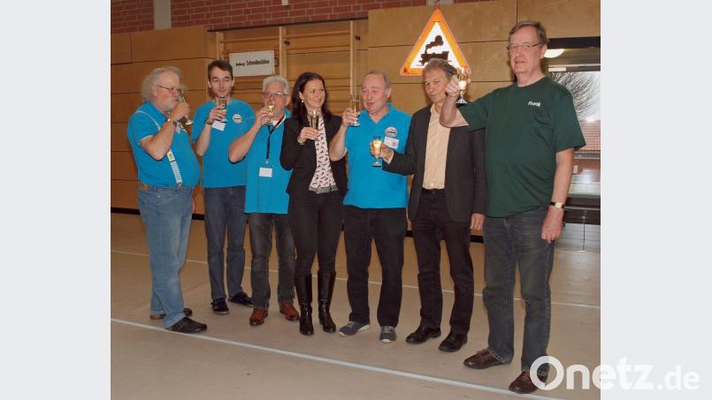 Mit einem Glas Sekt stießen Frank Thiessenhusen von der Interessengemeinschaft Pegnitztal, 2. Bürgermeister Josef Weinfurtner, IG MBF-Sprecher Helmut Rothmeier (von rechts), Georg Meggy Messer und die stellvertretenden IG MBF-Sprecher Tommy Rothut und Paul Schrinner mit Schirmherrin Christine Kölbl (von links) auf die Modellbahn-Ausstellung an. Bild: sön