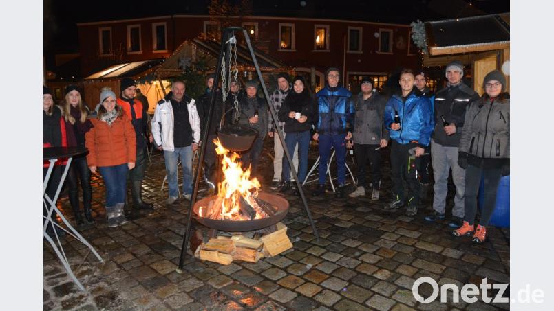Ein überwiegend junges Publikum versammelte sich am Freitagabend bei der Christmas-Party des TSV Konnersreuth am Therese-Neumann-Platz. Bild: jr