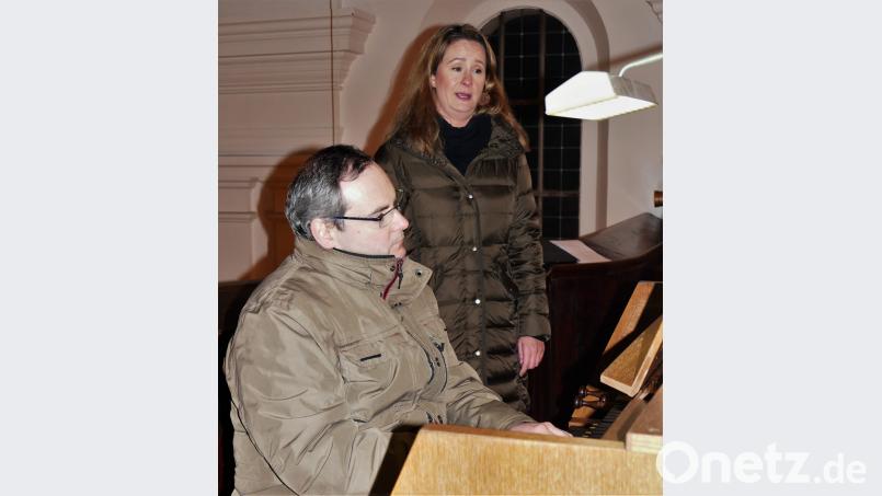 Das festliche Abendlob gestaltete die Sopranistin Christina Röckelein, begleitet von Steffen Kordmann an der Orgel. Bild: wbe
