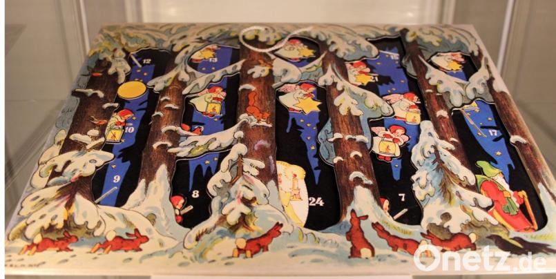 Auch ein Adventskalender mit Figuren zum Ziehen fehlt in der Ausstellung nicht Bild: stg