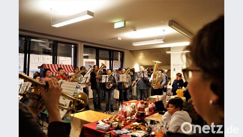 Ehemalge Schler und Lehrer begeistern Schulleiterin Irene Sebald (rechts). Bild: arw