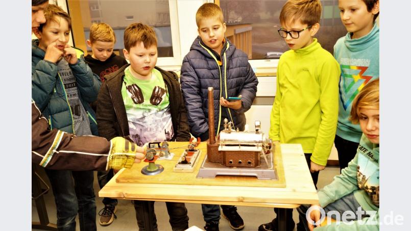 Die 40 Jahre alte Dampfmaschine begeistert Groß und Klein. Bild: arw