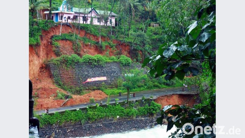 Straßen brechen ein, Hänge rutschen weg und die Felder sind überschwemmt. In Idukki sind die Folgen der Flut besonders schlimm. Bild: exb