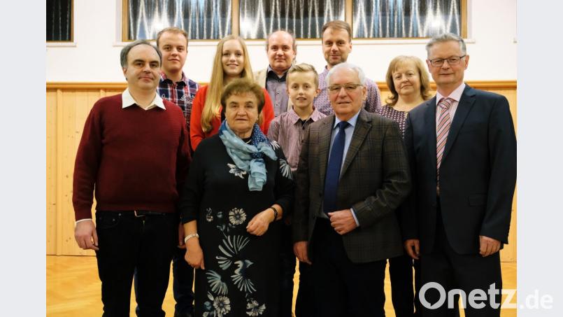 Drei Söhne, Enkelkinder, Verwandte, Freunde und Ehrengäste, unter anderem Bürgermeister Werner Roder (rechts) lassen im Schützenhaus in Oberbibrach das Jubelpaar Betty und Georg Biersack (vorne, Mitte) hochleben. Bild: do