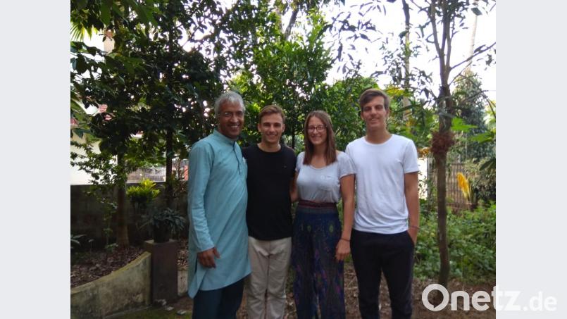 Pater Babu freut sich über das Interesse von Julian, Tabea und Elias Schornbaum (von links) an den Hilfseinsätzen nach der großen Flut. In Changanacherry betreiben die Steyler Missionare eine Seminarschule. Bild: exb