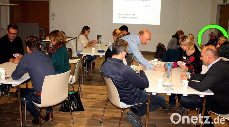 In einem Workshop von Oberpfalz-Medien lernen die Teilnehmer das Schafkopfen. Bild: R. Kreuzer