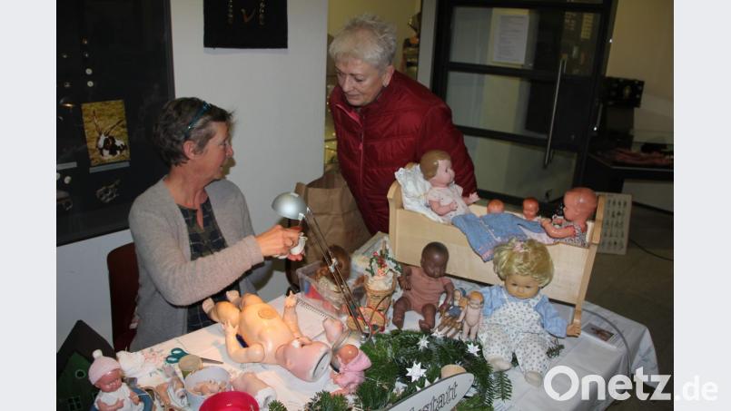 Sieglinde Busch ließ sich in ihrer Puppenwerkstatt bei der Arbeit zuschauen. Bild: kro