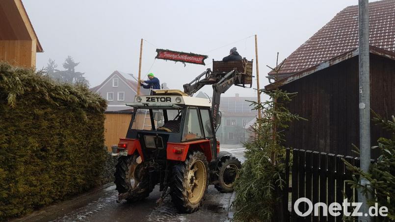 Die Helfer des Fördervereins haben bis zur Eröffnung des 12. Weihnachtsmarkts auf Schloss Burgtreswitz viel zu tun. Bild: gi