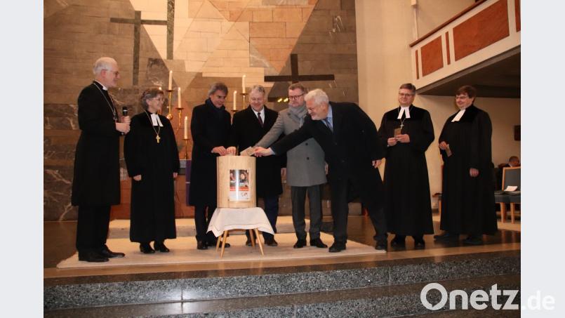Erst werfen Michael Bammessel und Susanne Breit-Keßler ihre Spendentütchen ein, dann auch Regierungspräsident Axel Bartelt, Landrat Richard Reisinger, Bürgermeister Michael Göth, Walter Schnell, Vizepräsident der Landessynode, Dekan Karlhermann Schötz und Stadtpfarrer Dr. Roland Kurz (von links). Bild: cog