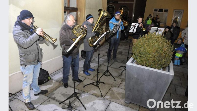 Für einen ansprechenden musikalischen Rahmen der Eröffnungszeremonie sorgen die Herzensblecher unter Leitung von Gerhard Böller (Zweiter von links) mit traditionellen Weihnachtsweisen und Weihnachtsliedern. Bild: u