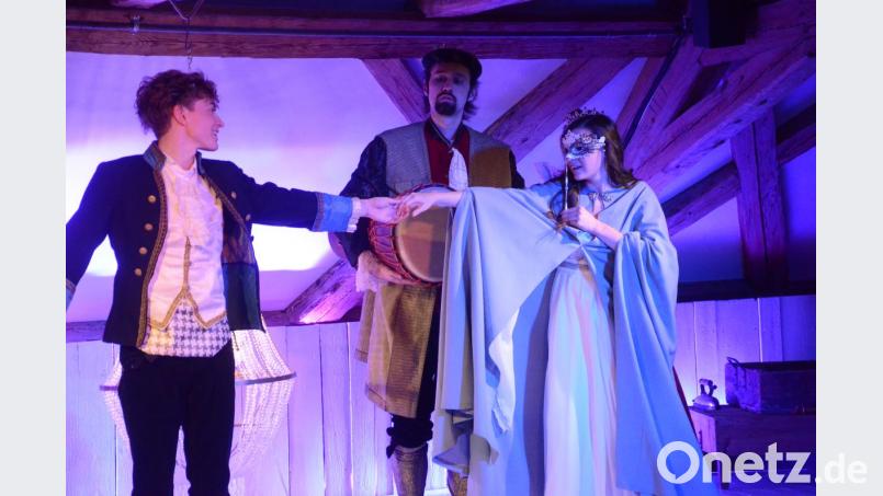 Beim Ball im Schloss verliebt sich der Prinz (Rico Strempel) in die schöne Unbekannte (Theresa Weidhas). Bild: Kunz