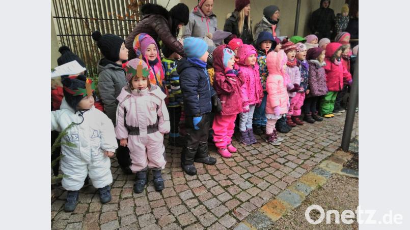 Die Kinder des Süßer Kindergartens „Der gute Hirte“ singen sich in die Herzen der Zuhörer. Bild: mma