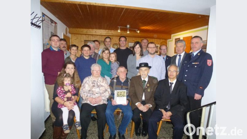 Er freut sich des Lebens: Jubilar Reinhard Neubauer mit Ehefrau, Söhnen, Enkeln und Urenkeln sowie Vertretern aus Kirche, Gemeinde und Vereinen. Bild: bk