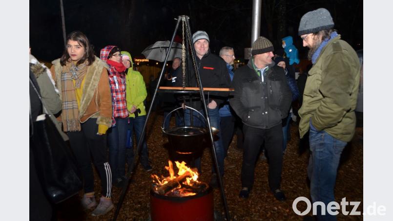 Die Feuerkesselstelle der Oberlinder St. Thomas Schützen zog magisch an. Bild: dob
