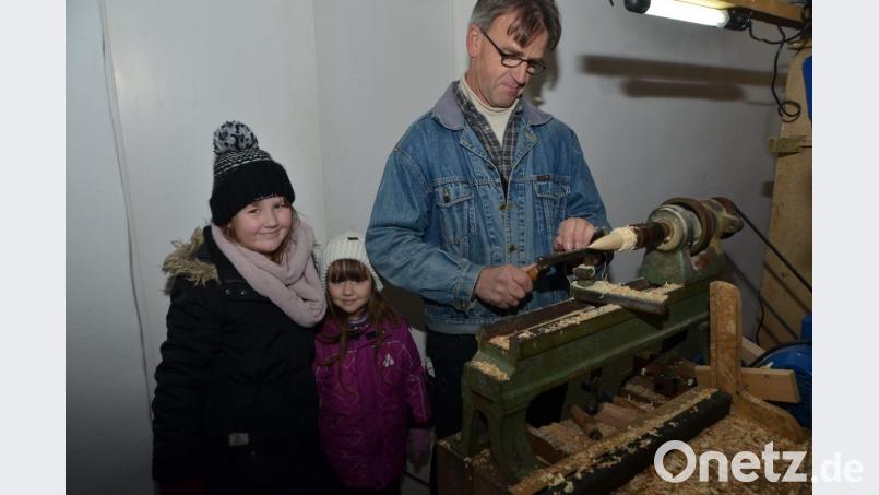 Die Enkelkinder schauen ihrem Opa Richard Reger an seiner Drechselbank zu. Bild: dob