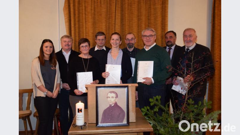 Vorsitzende Nina Bergmann (links), Präses Janusz Szubartowicz (Zweiter von links), Pfarrer Norbert Götz (Vierter von linksi) und Bürgermeister Josef Beimler (Zweiter von rechts) gratulieren den Geehrten Heidi Klos, Judith Friedl, Werner Fröhlich, Thomas Ebnet und Herbert Kick (von links). Bild: fla