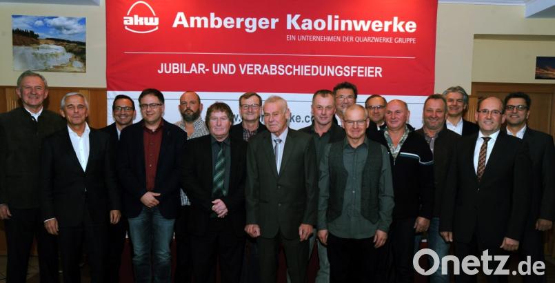 Die Firma AKW ehrt langjährige Mitarbeiter (von links): AKW-Geschäftsführer Otto Hieber, Personalleiter Peter Lehner, Betriebsratsvorsitzender Christian Hartmann, Ulrich Weidner, Stefan Seebauer, Manfred Schlegl, Jürgen Scheffmann, Eduard Fink, Bernhard Wisgickl, Hubert Zeitler, Werner Zeitler, Werksleiter Bernhard Neudecker, Johann Heindl, Hans Schlosser, Vertriebsleiter Division 2 Claus Raschka, Josef Birner und Divisionsleiter Ralf Jeffraim. Bild: gf