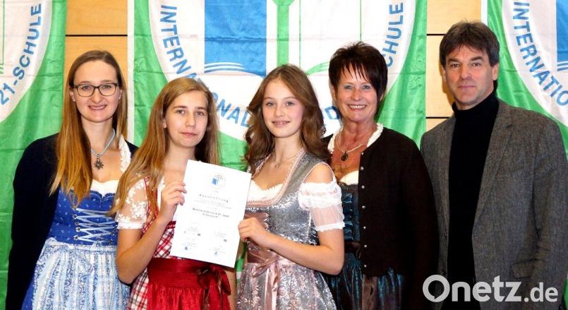 Karl-Friedrich Barthmann (Umweltministerium Bayern), rechts) überreichte die Urkunde an Realschuldirektorin Marlies Hoffmann, die Schülerinnen Emily Jakobi und Marie Mieschala sowie Studienrätin Julia Lorenz (von rechts). Bild: Hirsch