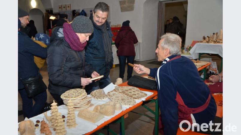 Auch das Bürgermeister-Ehepaar Barbara und Andreas Wutzlhofer schlendern durch die Stockwerke. Bild: dob