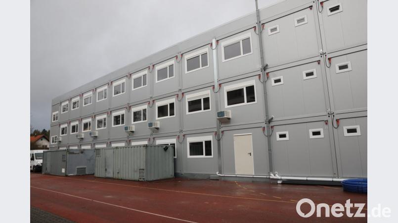 Noch stehen die Unterrichts-Container an der Walter-Höllerer-Realschule. In etwa zwei Jahren sollen sie dann an den Philosophenweg umziehen. Bild: ge