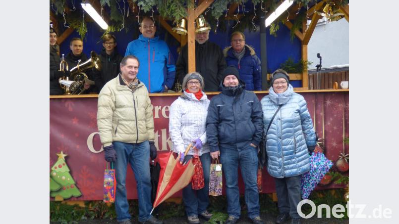 Um elf Uhr eröffneten erster Bürgermeister Werner Walberer, Stadtpfarrer Edmund Prechtl und der Vorsitzende des Gewerberings, Martin Pepiuk (hintere Reihe, von rechts), den Christkindlmarkt. Die Vorbereitungen und die Organisation oblag abermals in den Händen von Pia Stevens, Stadtverbandsvorsitzenden Christian Panzer, Herta Münsterer und Christian Mörtl (vordere Reihe, von rechts). Bild: mng