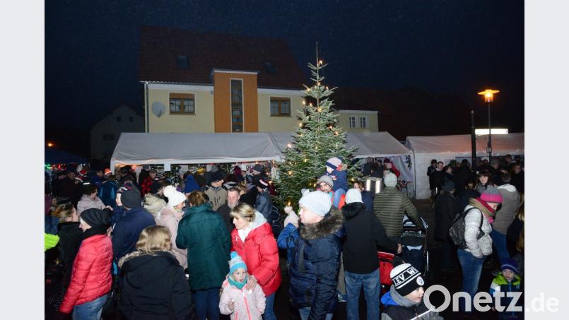 Der Schwarzenbacher Adventsmarkt des Vereinskartells am neuen Dorfplatz ist ein voller Erfolg. Bild: bey