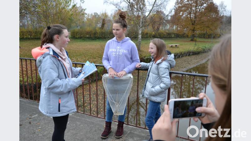 Das &quot;Reporterteam&quot; dokumentiert die Arbeit der Mikroplastiksammlerinnen. Bild: fuw