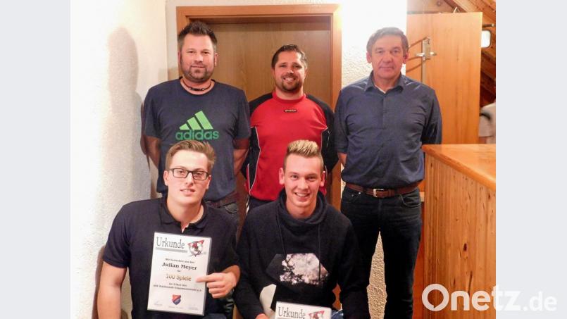 Spielleiter Christian Veigl, Vorsitzender Stephan Veigl und Trainer Klaus Schinner (hinten von links) danken Max Reis und Julian Meyer (vorne von rechts) für 100 Spiele bei den ASV-Senioren – und das mit nur 22 Jahren. Bild: hai