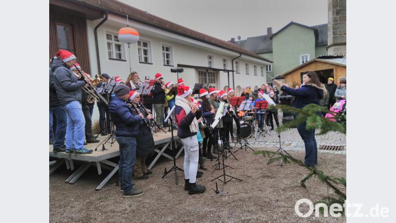 Nachwux und Spätzünder eröffnen unter der Leitung von Stefanie Daubenmerkl den Hahnbacher Adventsmarkt. Bild: mma