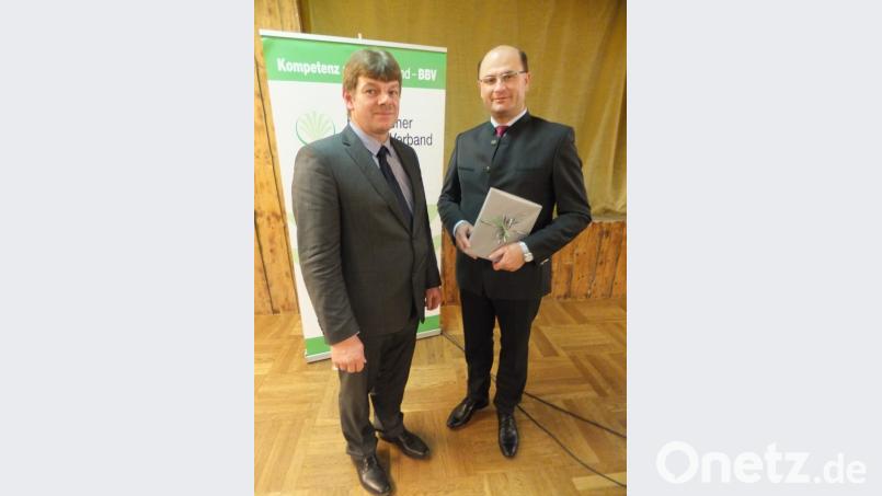 BBV-Kreisobmann Peter Beer (links) überreicht Staatsminister Albert Füracker, der den Hauptvortrag hielt, als Dankeschön ein Buch. Bild: ibj