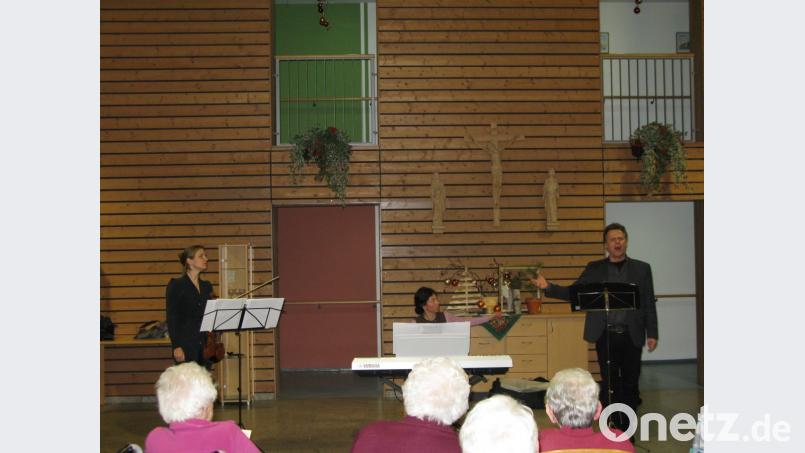 Musik vom Feinsten bieten Geigerin Eva Hennevogl, Pianistin Susanne Strauss sowie Sänger und Moderator Martin Fösel (von links) den Senioren im Innenhof des Kemnather Seniorenzentrums. Bild: jzk