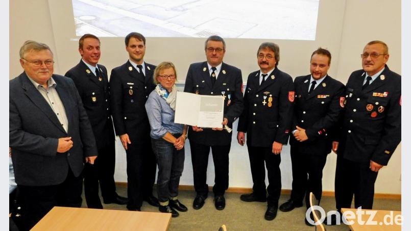 Dem neuen Ehrenkommandant Roland Steininger mit Gattin Margit (Mitte) gratulieren Kreisbrandmeister Karlheinz Sehnke, stellvertretender Kommandant Christian Schwarzer, zweiter Vorsitzender Andreas Dorsch, Kommandant Volker Hammon, Vorsitzender Sebastian Koch und Bürgermeister Manfred Porsch (von rechts). Bild: hai