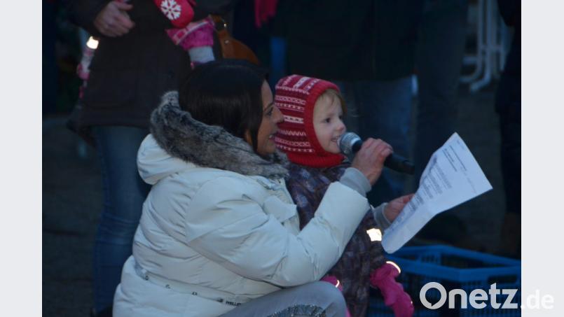 Kinder aus dem städtischen Anton-Ferazin-Kindergarten singen "Wir tragen ein Licht". Bild: dob