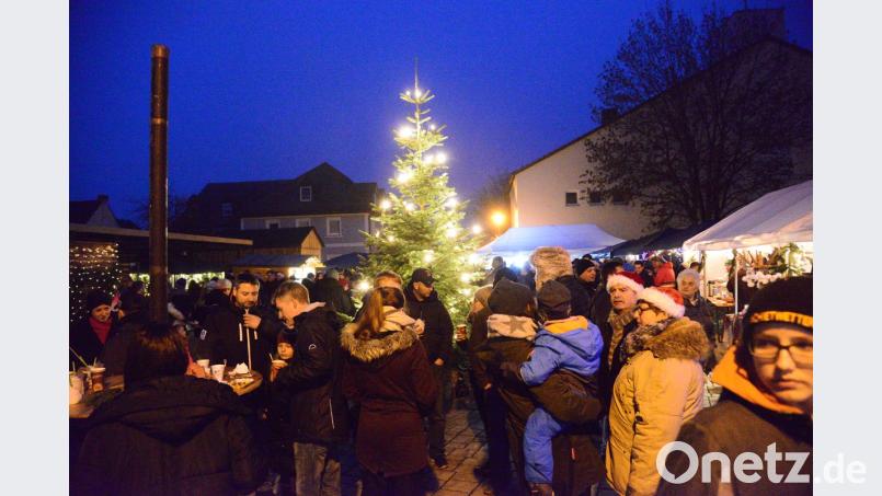 Der Schwarzenbacher Adventsmarkt des Vereinskartells am neuen Dorfplatz ist ein voller Erfolg. Bild: bey