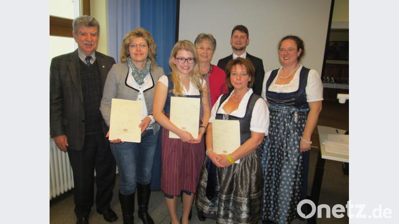 Die besten Teilnehmerinnen am Teilzeit-Studiengang in Hauswirtschaft an der Landwirtschaftsschule Nabburg sind: (vorne von links) Lidwina Weilhammer, Lena Schmid und Sybille Rühl sowie (nicht im Bild) Marie-Christin Pirzer. Zur sehr guten Leistung gratulierten stellvertretender Landrat Jakob Scharf (links), Raiffeisenbank-Regionalleiter Tobias Fischer und stellvertretende Schulleiterin Ruth Schumann. Bild: bl