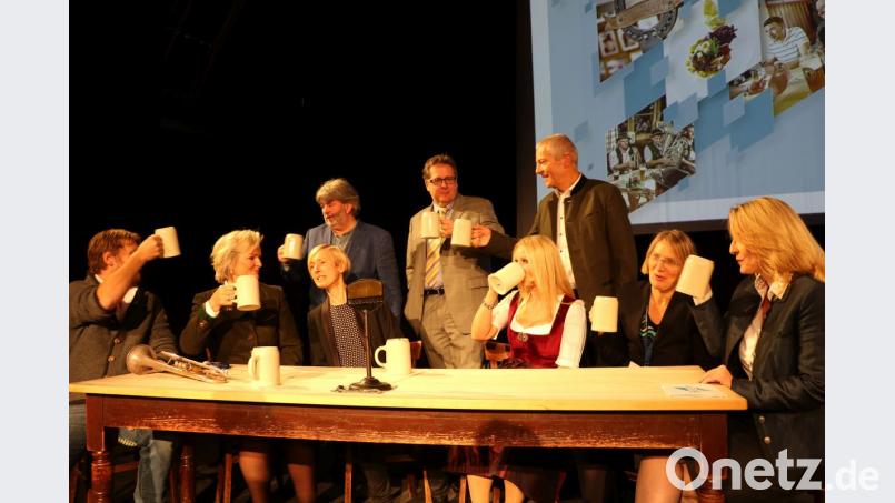 Politik am Stammtisch: Stefan Dettl (von links) , Angela Inselkammer, Anja Kirik, Paul Daly, Richard Loibl, Moderatorin Eva Grünbauer, Michael Möller, Sabine Jarothe und Barbara Radomski. Bild: bdl