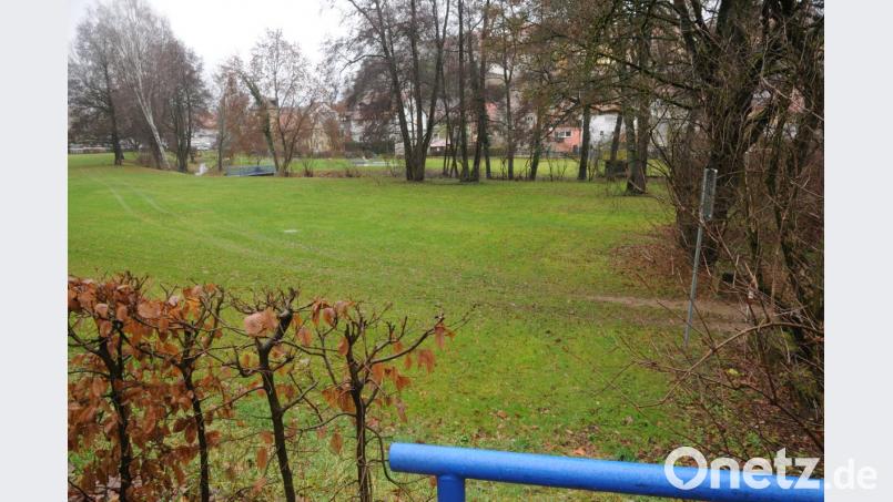 Hier, im Eingangsbereich des alten Stadtbades, sollen die beiden Container-Gebäude entstehen: einmal für die E-Commerce-Schüler, einmal für die anderen. 24 Klassenzimmer sollen es insgesamt sein. Bild: ge