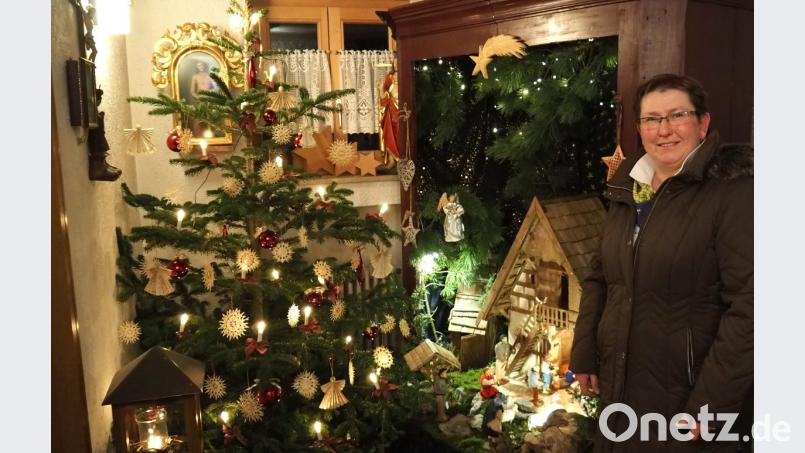 Die Aufnahme stammt vom letzten Jahr: Elisabeth Kodalle vor ihrer Schrankkrippe kurz nach Weihnachten. Die Szene zeigt das Jesuskindlein in der Krippe. Bild: fvo