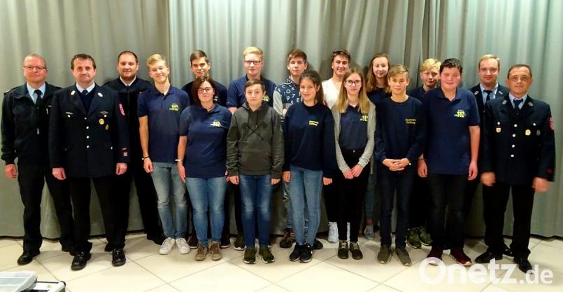 Die Jugendgruppe der Feuerwehr Traßlberg mit den Prüfern, Kreisbrandinspektor Christof Strobl (links) undSven Schmidt (Dritter von links), den Jugendwarten (von rechts) Christian Gottwald und Felix Pürner sowie Kommandant Max Rösch (Zweiter von links) nach dem bestandenen Wissenstest. Bild: ild