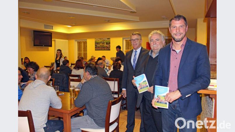 Jugendbeauftragter Huberth Rosner, zweiter Bürgermeister Peter Gold und Bürgermeister Franz Stahl (von rechts) bedankten sich mit einem Essen bei den vielen Helfern. Bild: exb