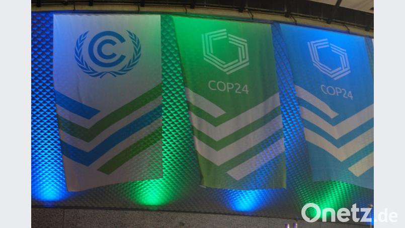 Fahnen mit dem Logo der Klimakonferenz der Vereinten Nationen "COP24" hängen vor dem Veranstaltungsort. Der UN-Klimagipfel zum Klimawandel findet in der südpolnischen Stadt Kattowitz statt. Bild: Frank Jordans/dpa