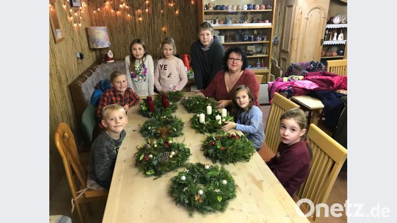 Die Adventkränze durften die Kinder anschließend mit nach Hause nehmen. Bild: ksi